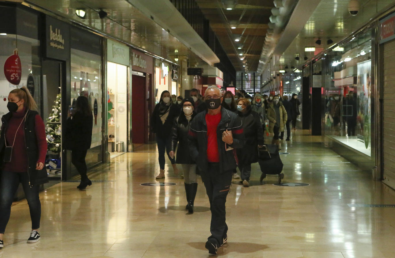 Colas en la reapertura de las grandes superficies para realizar las compras navideñas. Las limitaciones con las que también ha reabierto la hostelería se hacen notar en la afluencia.