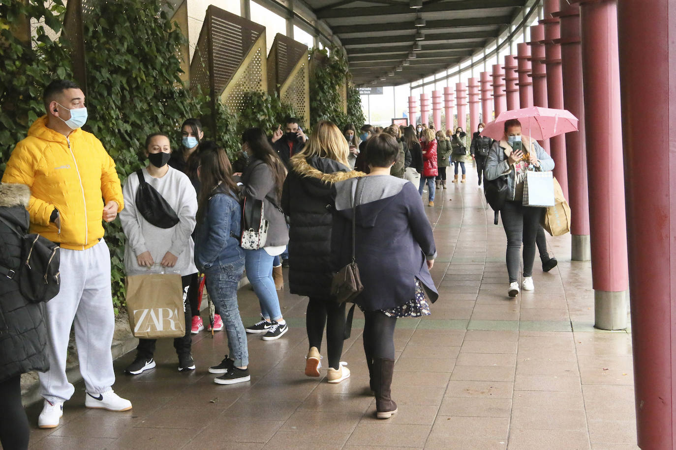 Colas en la reapertura de las grandes superficies para realizar las compras navideñas. Las limitaciones con las que también ha reabierto la hostelería se hacen notar en la afluencia.