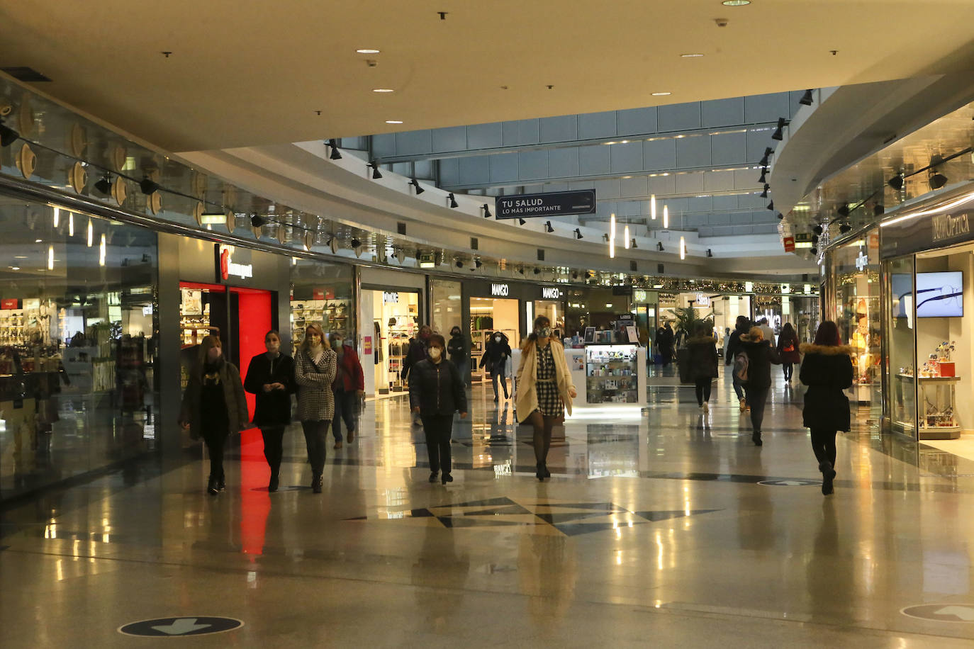Colas en la reapertura de las grandes superficies para realizar las compras navideñas. Las limitaciones con las que también ha reabierto la hostelería se hacen notar en la afluencia.