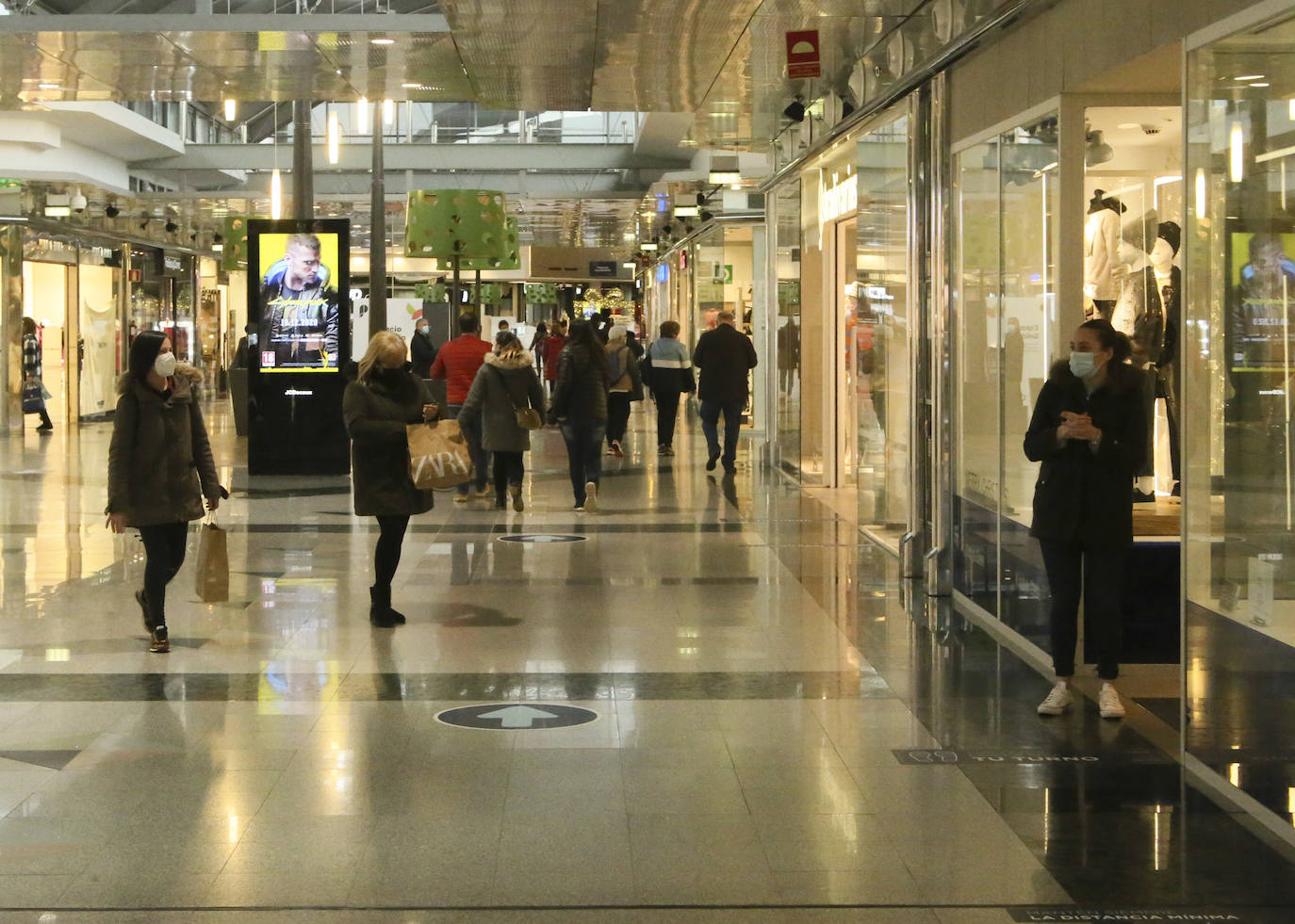 Colas en la reapertura de las grandes superficies para realizar las compras navideñas. Las limitaciones con las que también ha reabierto la hostelería se hacen notar en la afluencia.