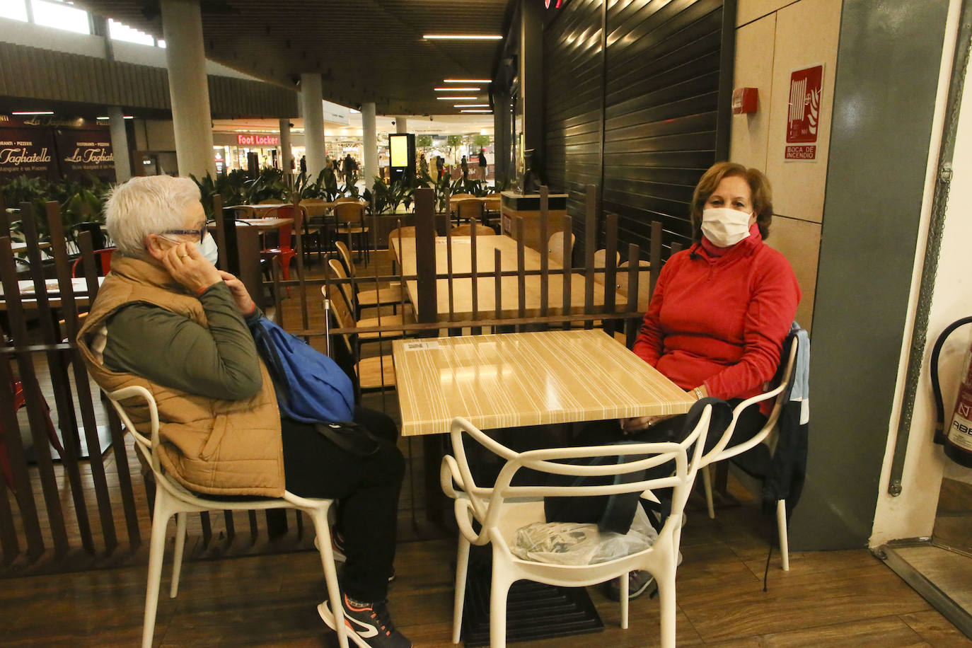 Colas en la reapertura de las grandes superficies para realizar las compras navideñas. Las limitaciones con las que también ha reabierto la hostelería se hacen notar en la afluencia.