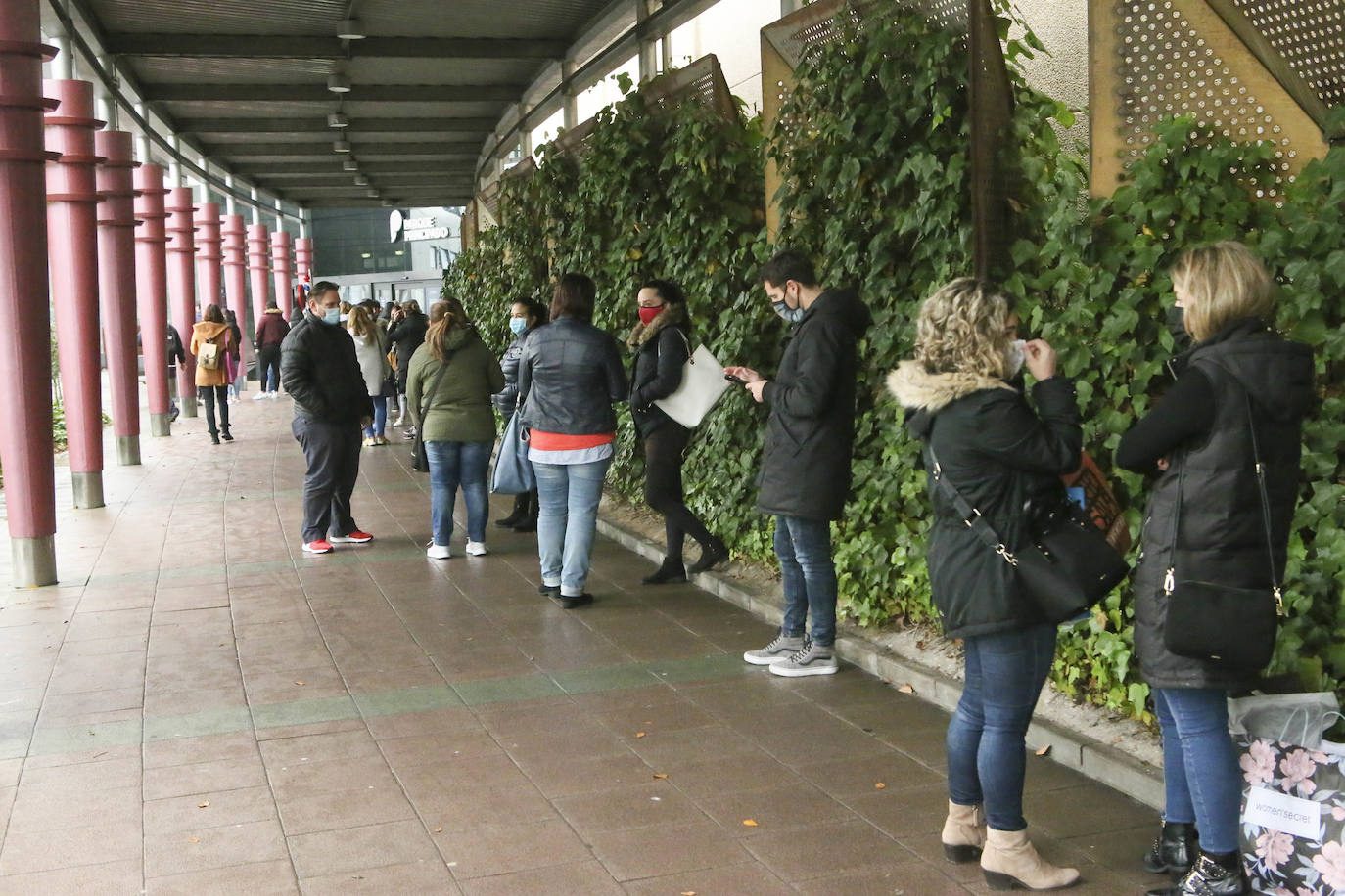 Colas en la reapertura de las grandes superficies para realizar las compras navideñas. Las limitaciones con las que también ha reabierto la hostelería se hacen notar en la afluencia.