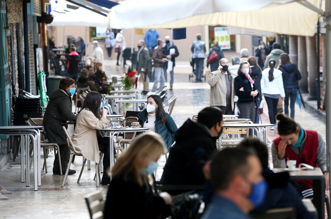 Colas en la reapertura de las grandes superficies para realizar las compras navideñas. Las limitaciones con las que también ha reabierto la hostelería se hacen notar en la afluencia.