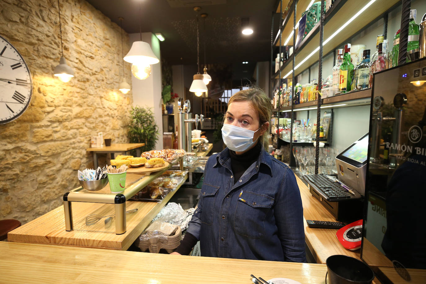 Colas en la reapertura de las grandes superficies para realizar las compras navideñas. Las limitaciones con las que también ha reabierto la hostelería se hacen notar en la afluencia.