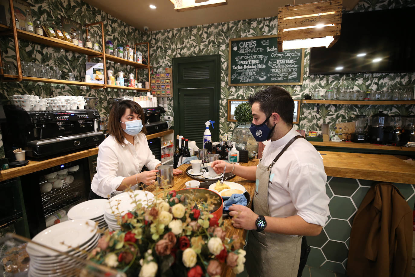 Colas en la reapertura de las grandes superficies para realizar las compras navideñas. Las limitaciones con las que también ha reabierto la hostelería se hacen notar en la afluencia.
