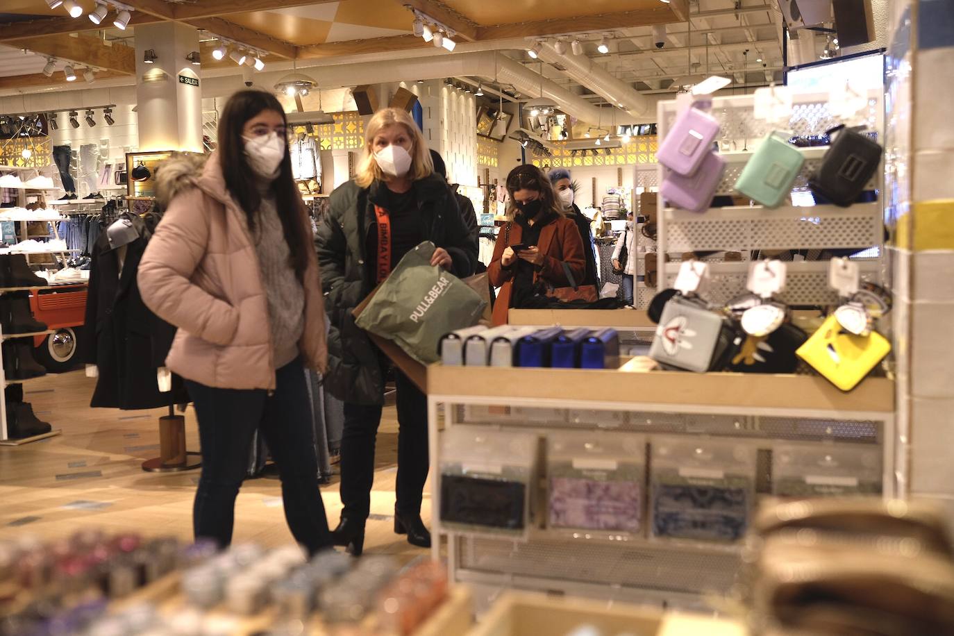 Colas en la reapertura de las grandes superficies para realizar las compras navideñas. Las limitaciones con las que también ha reabierto la hostelería se hacen notar en la afluencia.
