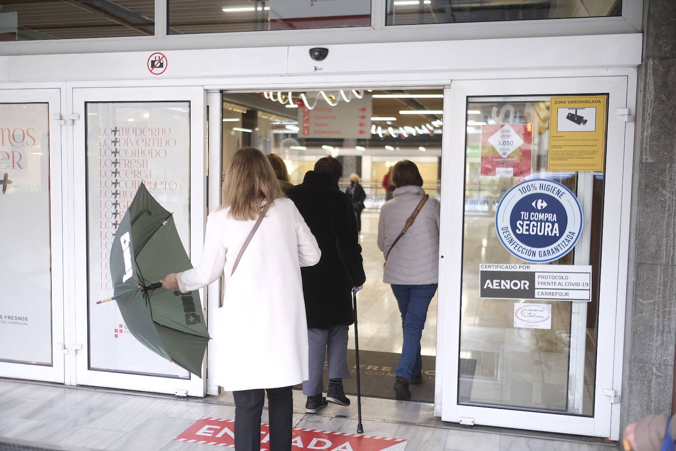 Colas en la reapertura de las grandes superficies para realizar las compras navideñas. Las limitaciones con las que también ha reabierto la hostelería se hacen notar en la afluencia.