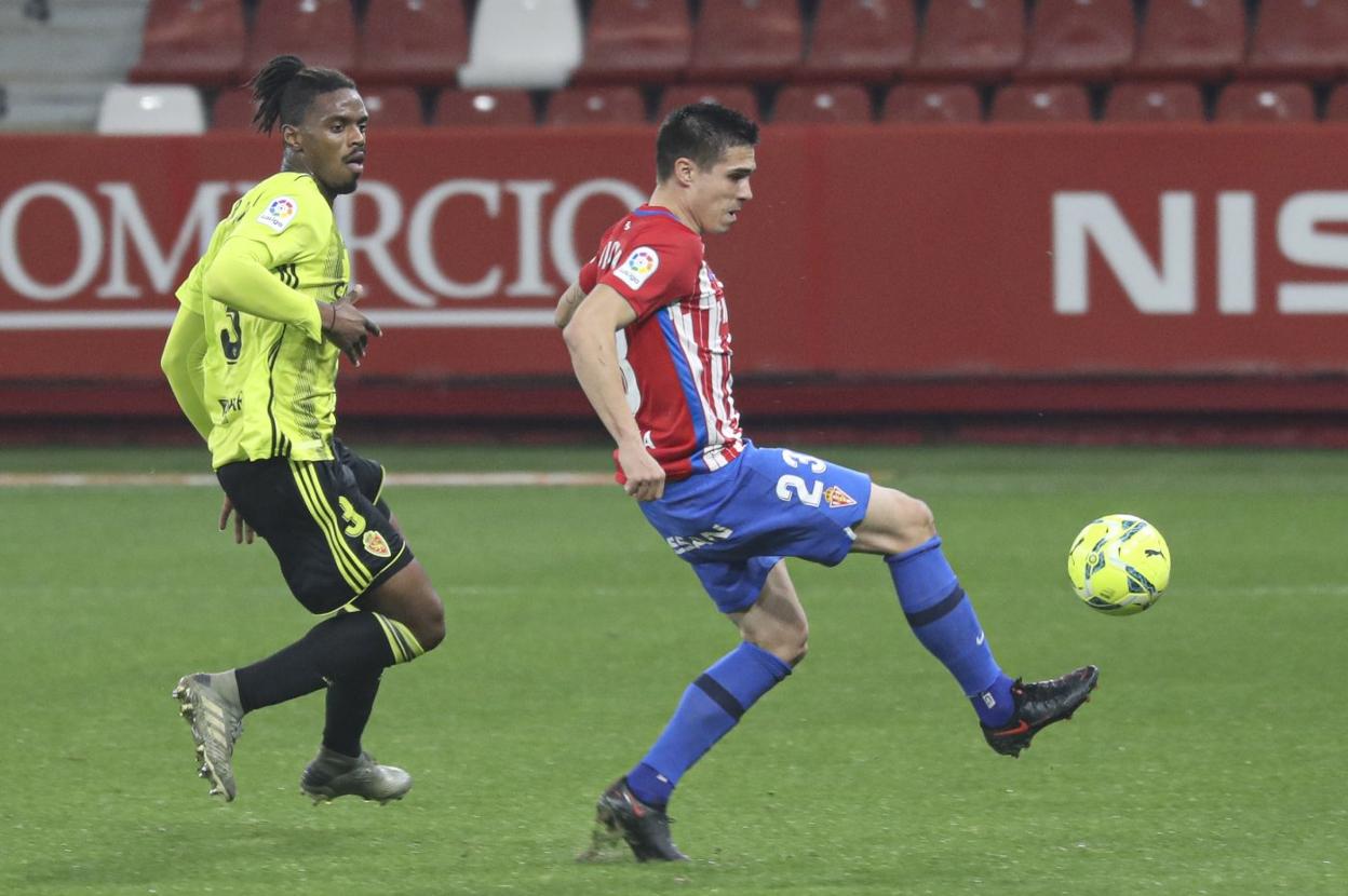 Djuka controla un balón con la presión de Jair a su espalda. 