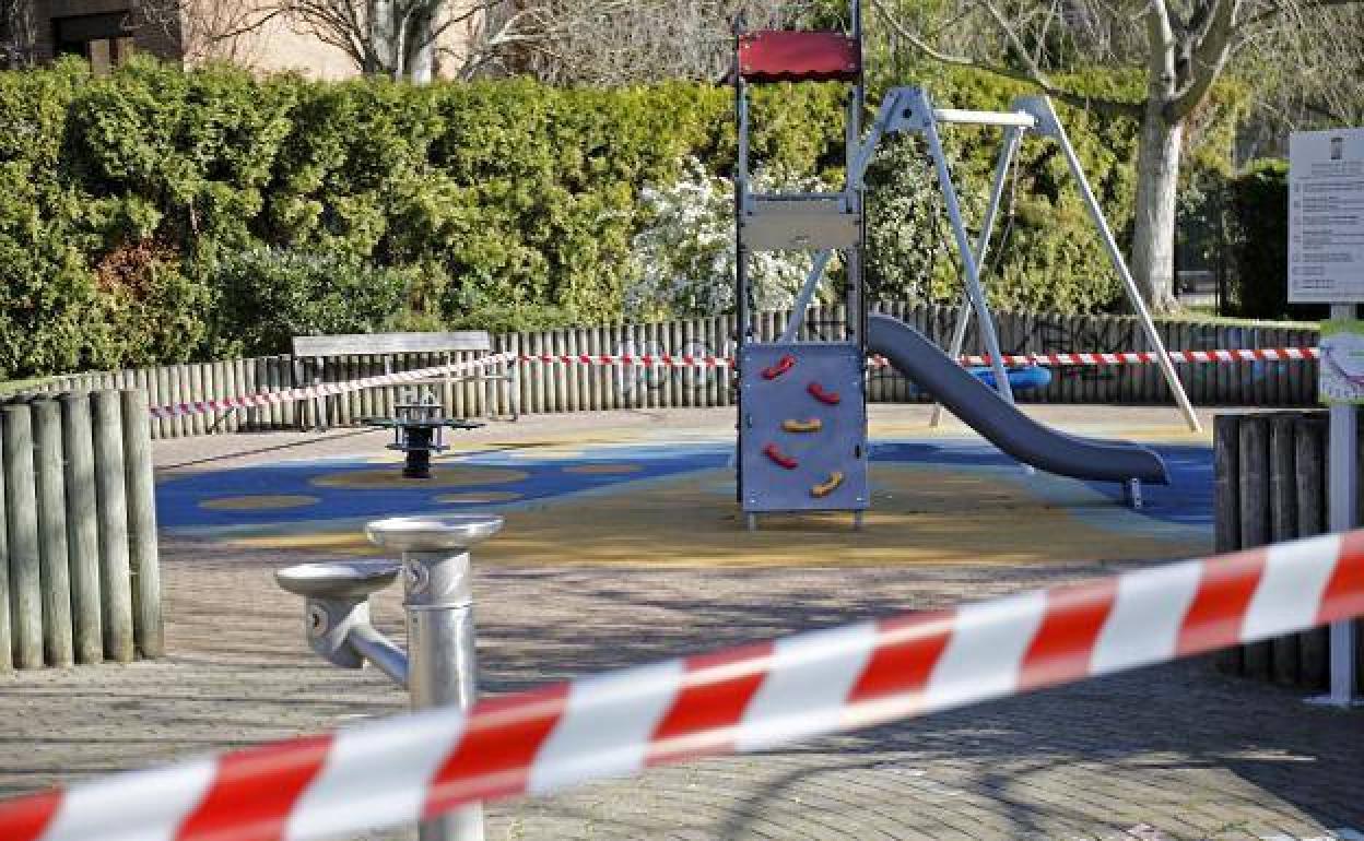 Un parque infantil, cerrado para evitar la propagación del virus