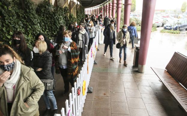 Colas en los centros comerciales, pero aún pocos clientes en las cafeterías