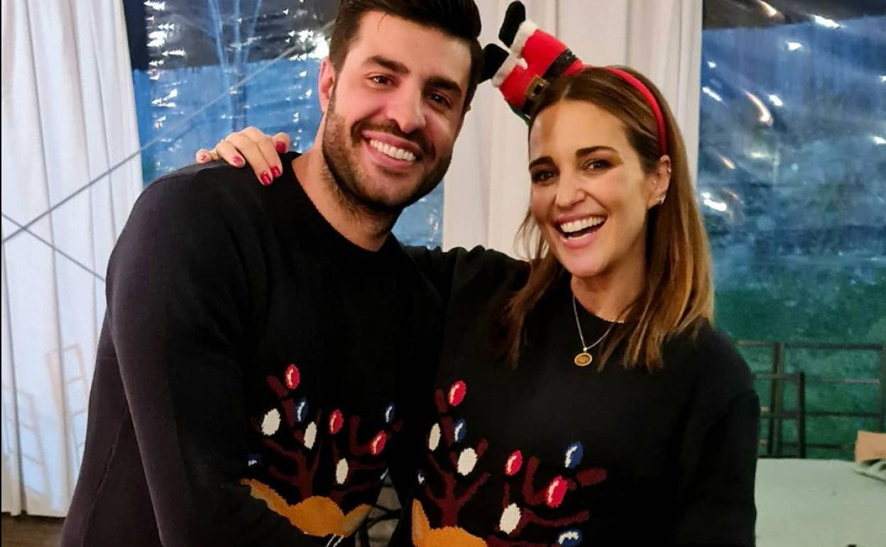 Paula presume de barriga de embarazada junto a Miguel. 