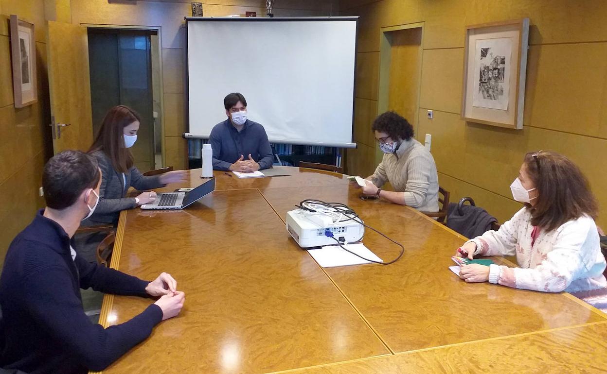 De izqda. a dcha: Guillermo Álvarez, representante predoctoral; Cristina González, secretaria general de Universidad; Borja Sánchez, consejero de Ciencia, y Javier Rodríguez y Ángeles Fal, representantes del colectivo de predoctorales.