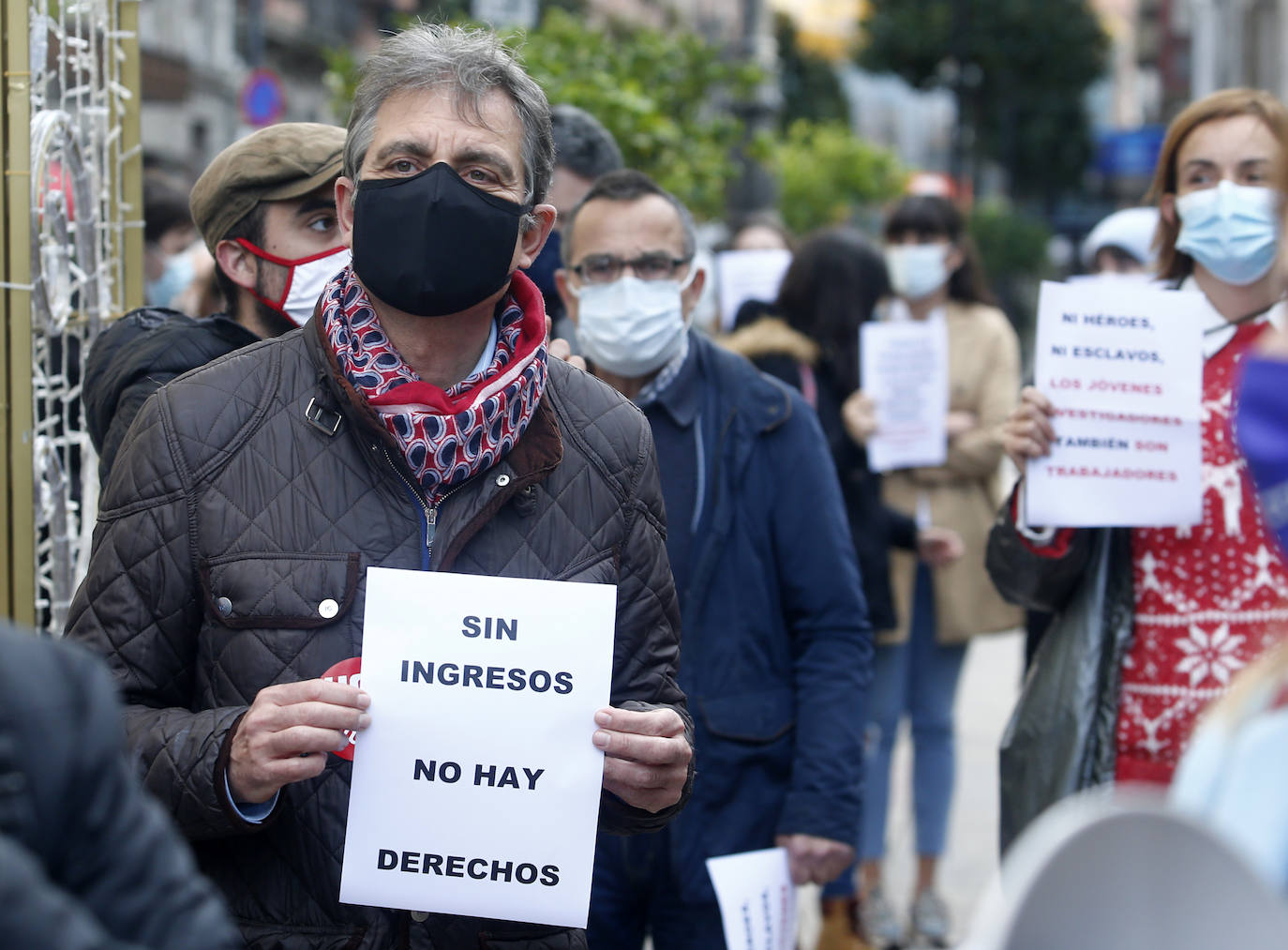 Investigadores predoctorales de la Universidad de Oviedo se concentraron este martes ante la Junta para reclamar su regularización.