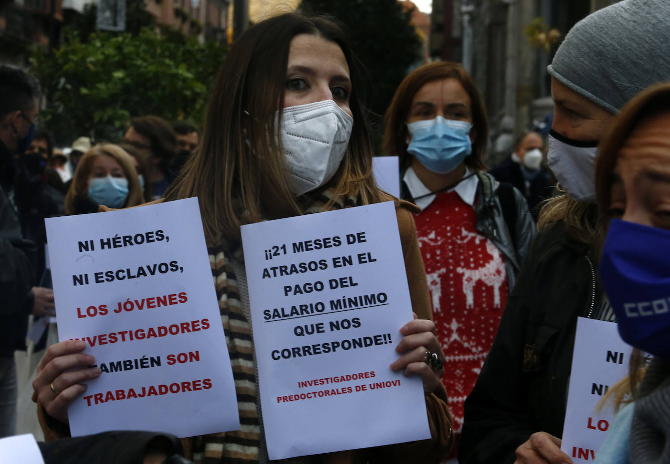 Investigadores predoctorales de la Universidad de Oviedo se concentraron este martes ante la Junta para reclamar su regularización.