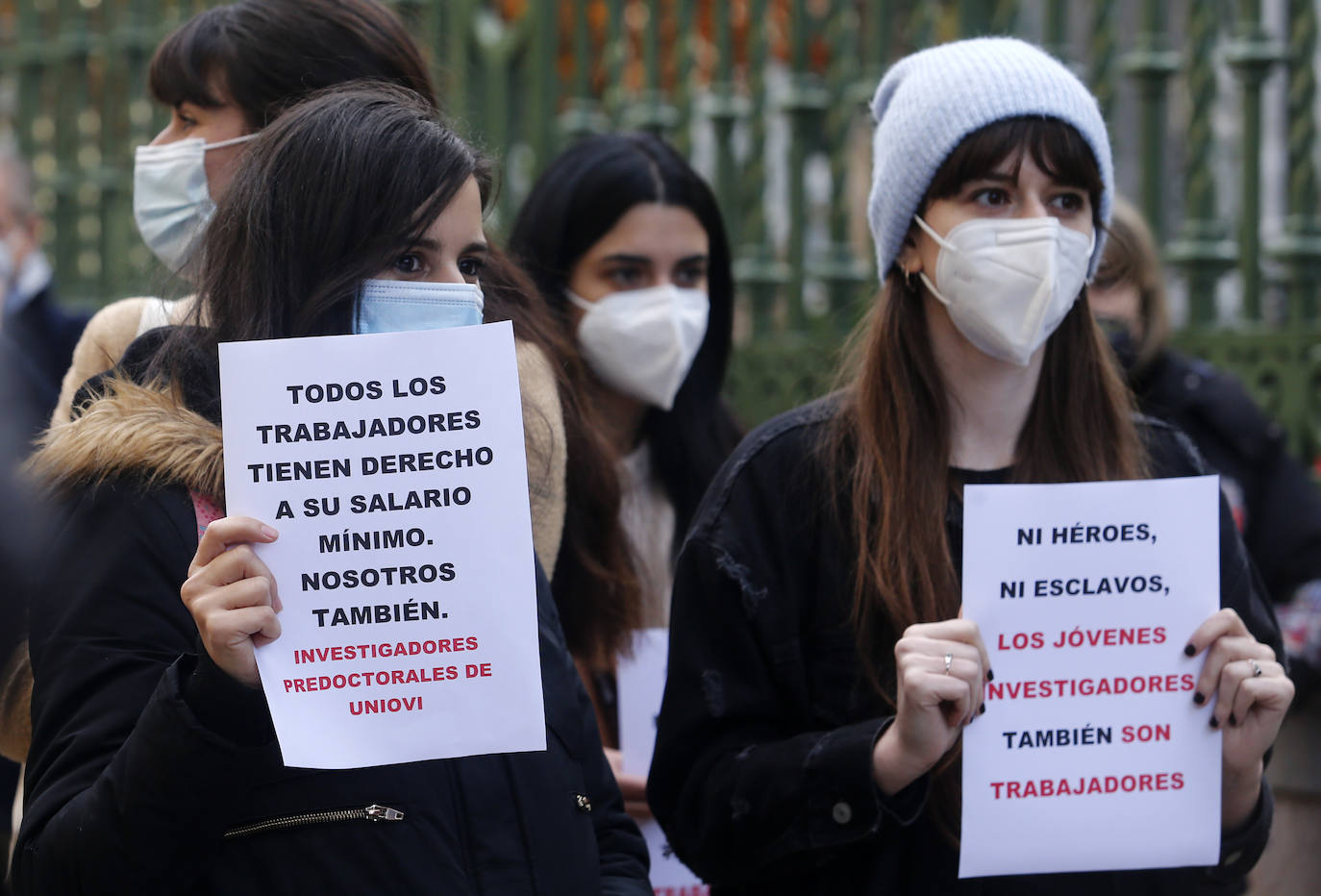 Investigadores predoctorales de la Universidad de Oviedo se concentraron este martes ante la Junta para reclamar su regularización.