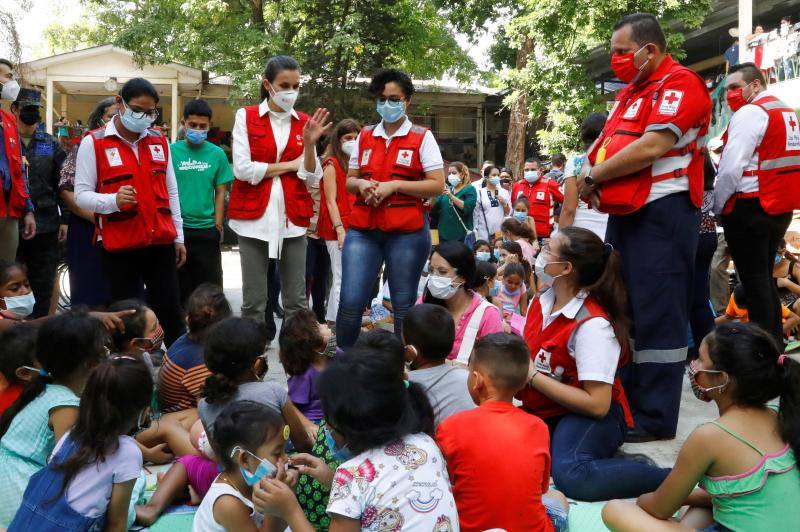Doña Letizia ha visitado Honduras —destino elegido en 2015 para su primer viaje de cooperación con el exterior— durante dos días para entregar ayuda humanitaria española tras la devastación causada por las tormentas tropicales 'Eta' e 'Iota'. Fue la primera salida internacional que ha realizado la monarca desde que estallara la pandemia en marzo.