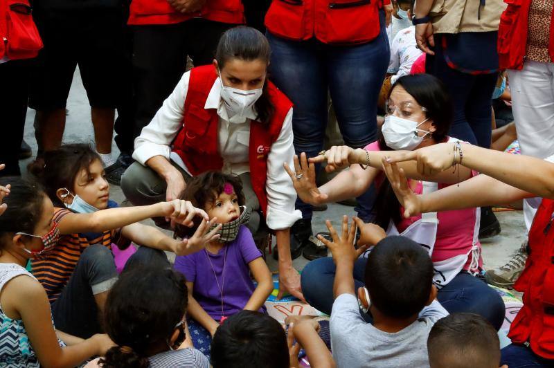 Doña Letizia ha visitado Honduras —destino elegido en 2015 para su primer viaje de cooperación con el exterior— durante dos días para entregar ayuda humanitaria española tras la devastación causada por las tormentas tropicales 'Eta' e 'Iota'. Fue la primera salida internacional que ha realizado la monarca desde que estallara la pandemia en marzo.