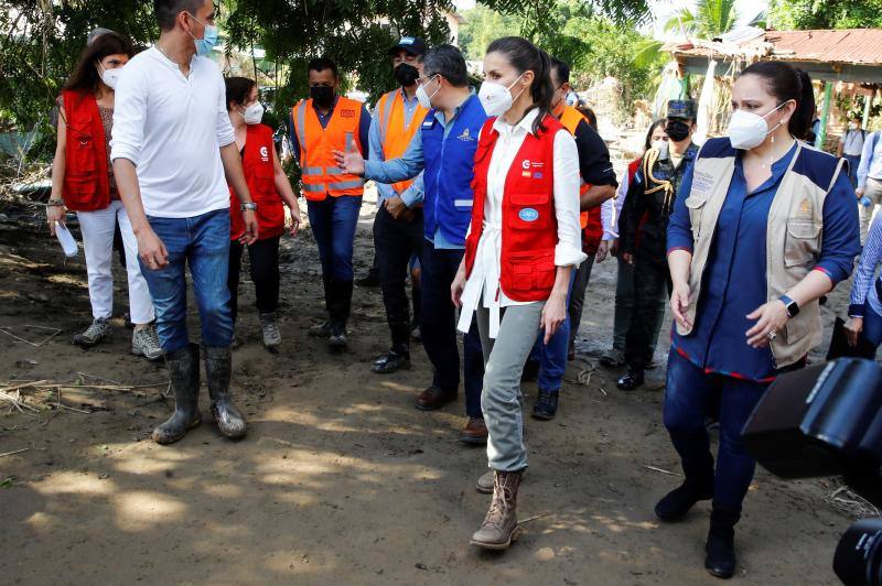 Doña Letizia ha visitado Honduras —destino elegido en 2015 para su primer viaje de cooperación con el exterior— durante dos días para entregar ayuda humanitaria española tras la devastación causada por las tormentas tropicales 'Eta' e 'Iota'. Fue la primera salida internacional que ha realizado la monarca desde que estallara la pandemia en marzo.