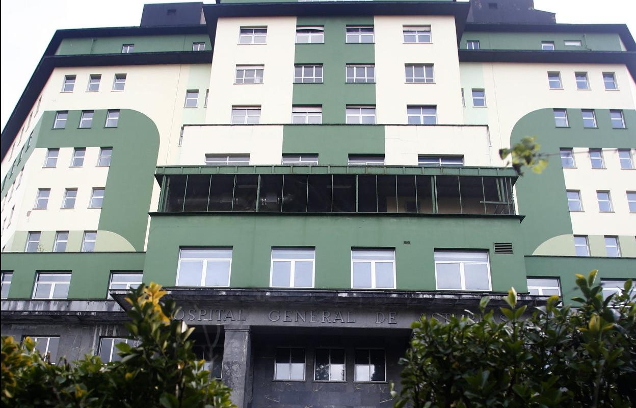Entrada al viejo Hospital Universitario Central de Asturias, en desuso desde 2014. 
