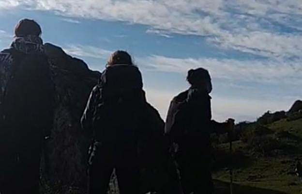 Los estudiantes observan al helicóptero del 112 en el Sueve. 