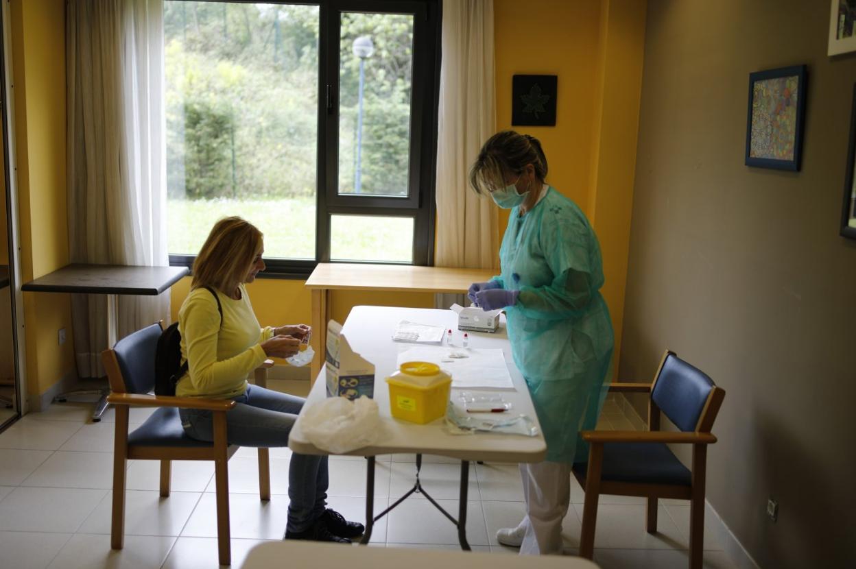 Realización de test de coronavirus a los trabajadores de un geriátrico en Asturias. 