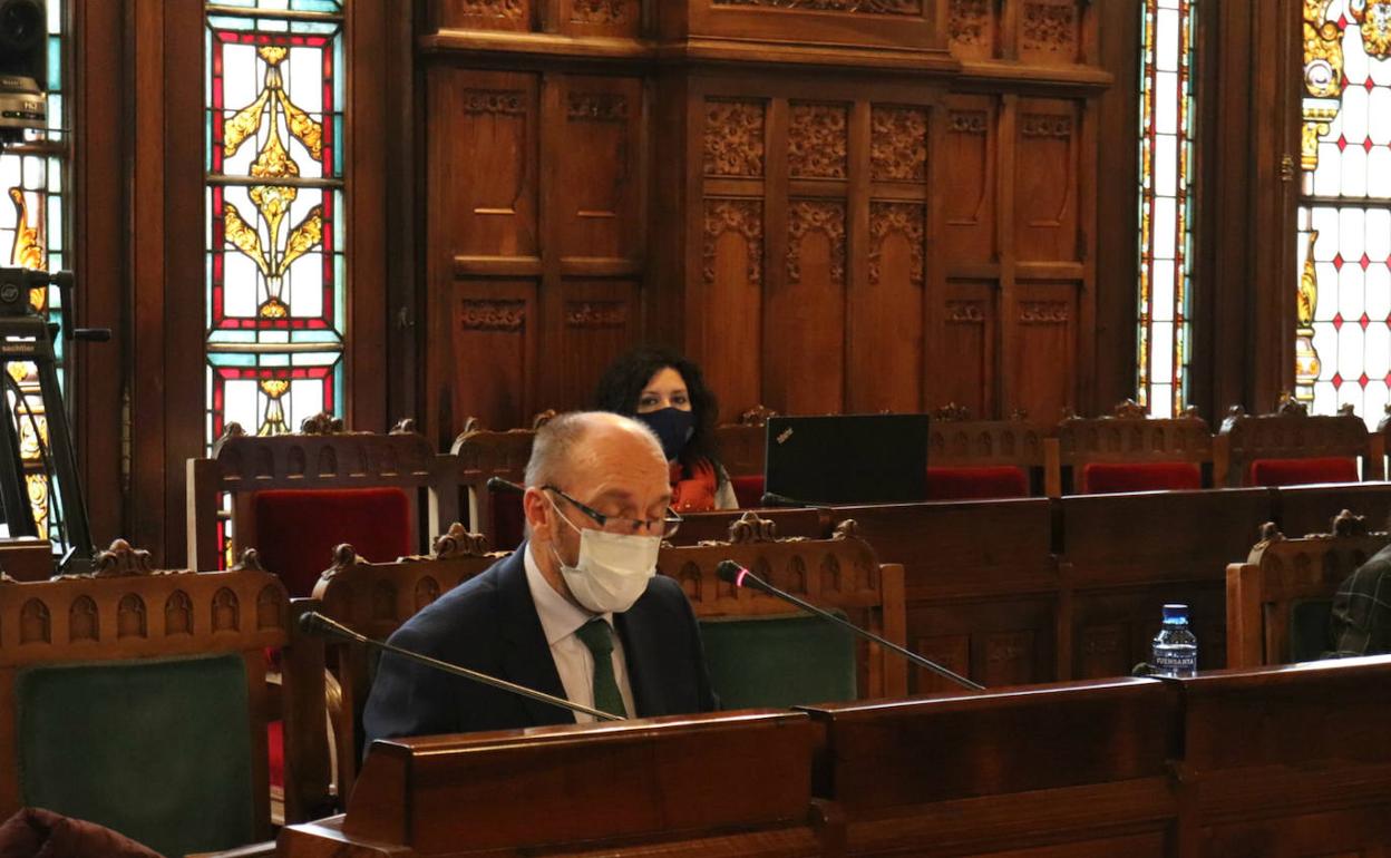 El vicepresidente y consejero de Administración Pública, Medio Ambiente y Cambio Climático, Juan Cofiño, este miércoles en la Junta General del Principado 