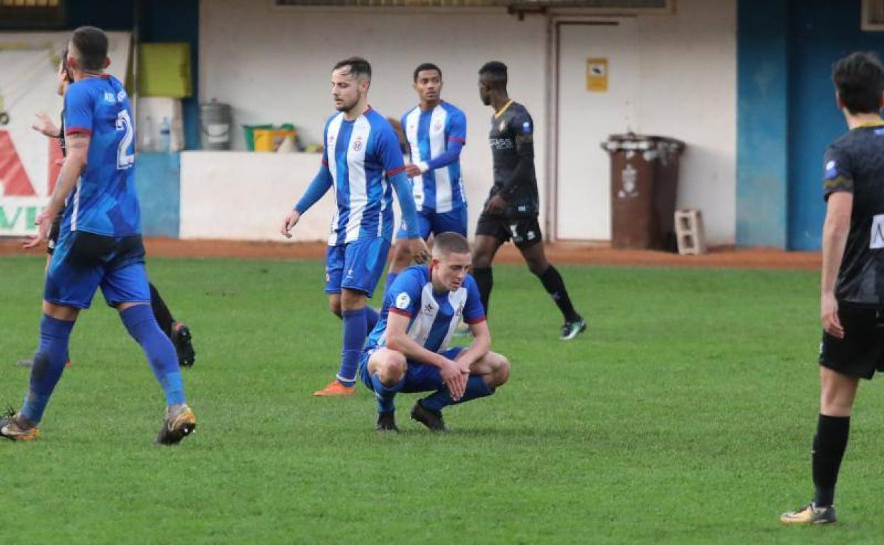 Los jugadores del Real Avilés, tras finalizar el encuentro contra el Caudal 