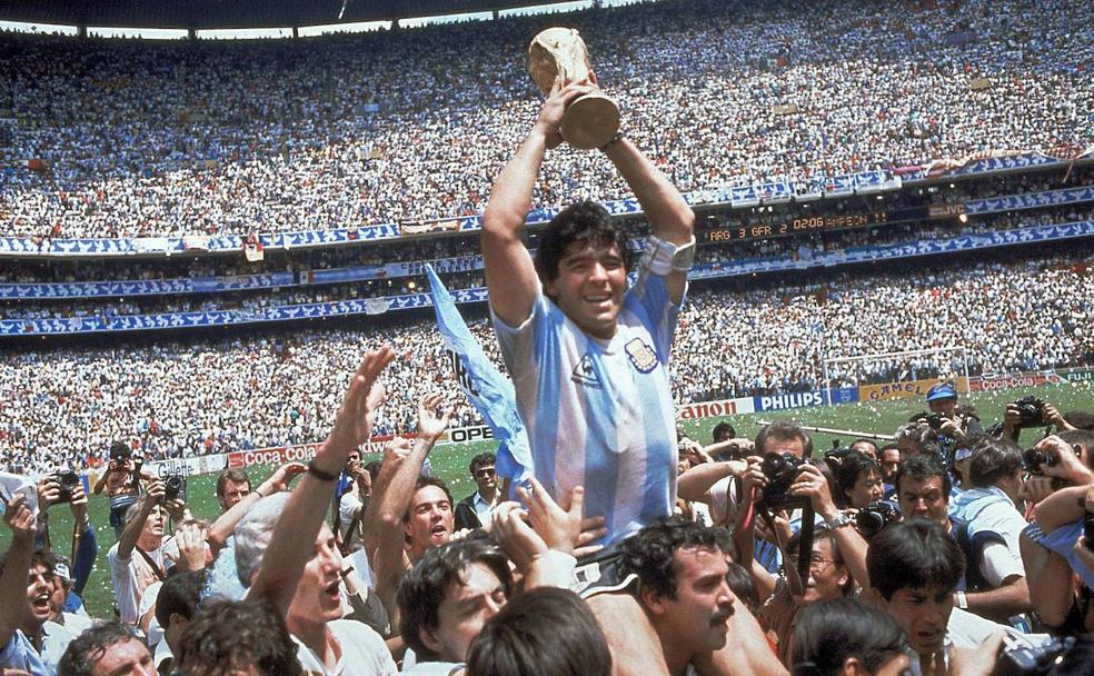 Diego Armando Maradona | El mítico futbolista argentino falleció el 25 de noviembre a los 60 años. El astro al estrellato desde un barrio pobre de Buenos Aires para llevar a su país a lograr Copa del Mundo. Su muerte provocó una enorme consternación en todo el mundo y especialmente en Argentina, donde se decretaron tres días de luto oficial 