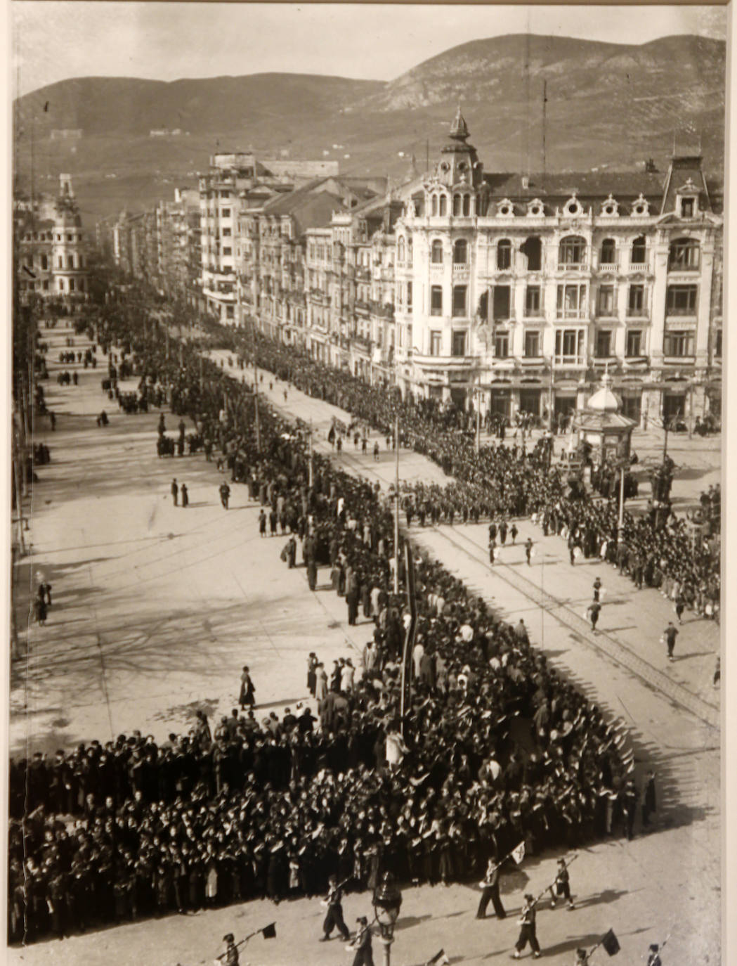 La sala SabadellHerrero acoge la exposición 'La ciudad despierta. Oviedo/Uviéu en la colección fotográfica del Muséu del Pueblu d'Asturias, 1858-1978', una muestra de 651 imágenes sobre la capital asturiana. La exposición, que puede visitarse hasta el 22 de enero, ha sido concebida como un homenaje a Francisco Quirós Linares (Zamora, 1933 - Oviedo, 2018), catedrático de Geografía de la Universidad de Oviedo, que fue pionero en otorgar a la fotografía un protagonismo básico como documento para el estudio de la evolución de las ciudades y del territorio de Asturias.