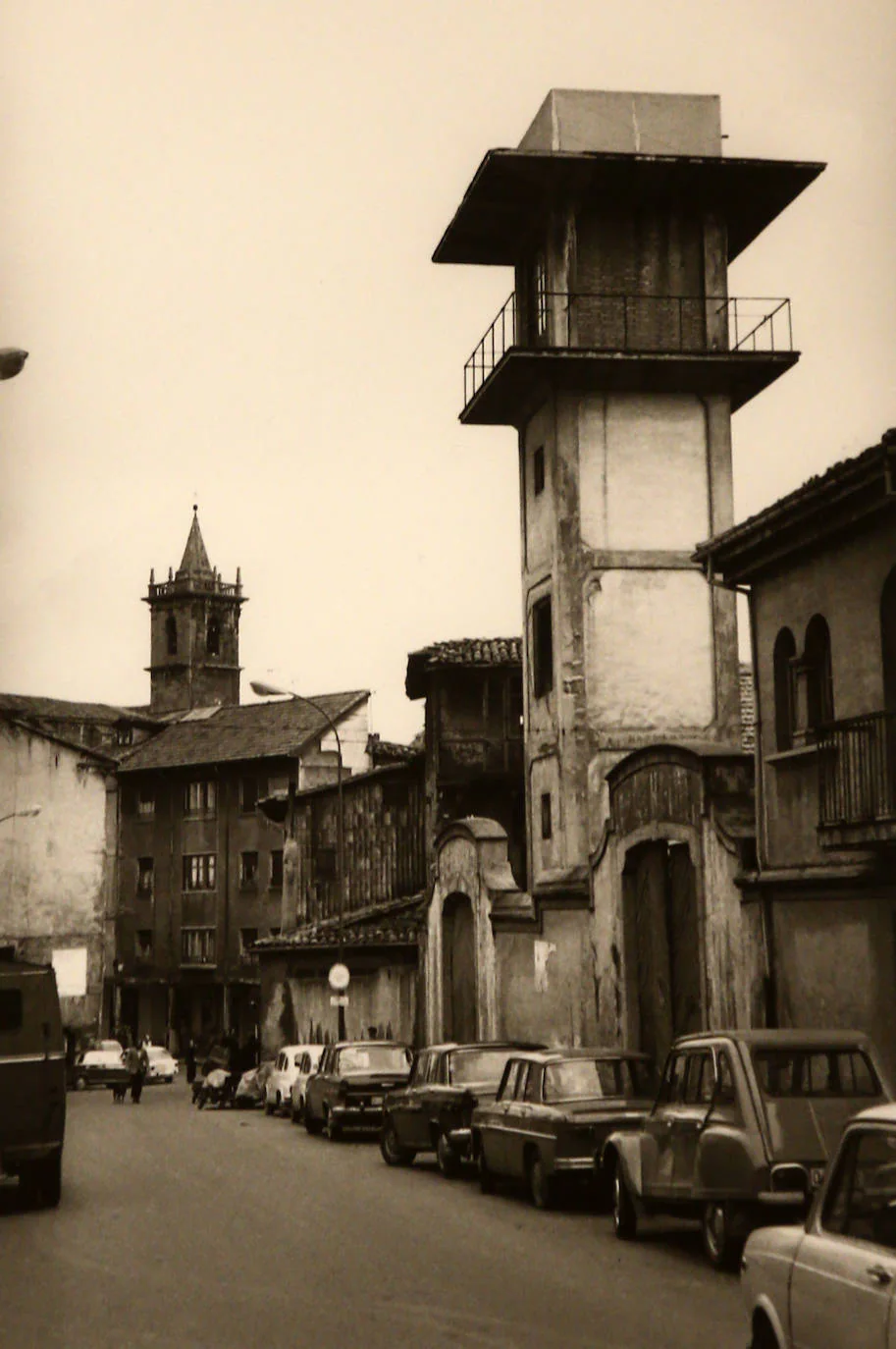 La sala SabadellHerrero acoge la exposición 'La ciudad despierta. Oviedo/Uviéu en la colección fotográfica del Muséu del Pueblu d'Asturias, 1858-1978', una muestra de 651 imágenes sobre la capital asturiana. La exposición, que puede visitarse hasta el 22 de enero, ha sido concebida como un homenaje a Francisco Quirós Linares (Zamora, 1933 - Oviedo, 2018), catedrático de Geografía de la Universidad de Oviedo, que fue pionero en otorgar a la fotografía un protagonismo básico como documento para el estudio de la evolución de las ciudades y del territorio de Asturias.