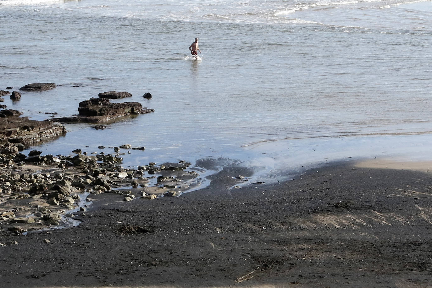 La playa de San Lorenzo de Gijón ha amanecido cubierta de carbón este jueves, casualmente coincidiendo con el día en el que se presentaban las conclusiones del estudio del laboratorio de Petrografía del Incar. Esta investigación atribuye a El Musel las manchas en el arenal gijonés. Apunta a la carga y descarga de carbón en los muelles y descarta que el material llegue por el viento. 