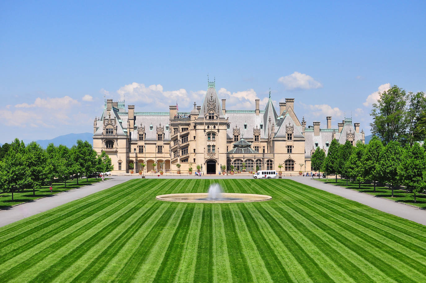 La impresionante Casa Biltmore es la mansión privada más grande de los Estados Unidos. Su coste triplicó el de la Torre Eiffel y su dueño fue George Washington Vanderbilt, un empresario que amasó su fortuna gracias al transporte mediante barcos y ferrocarriles. Ubicada en Carolina del Norte, cuenta con 12.500 metros cuadrados de superficie y 250 habitaciones. Quizás te suene de la gran pantala porque ha aparecido en 'Hannibal' (2001), 'Patch Adams' (1998), 'Forrest Gump' (1994) y 'El último mohicano' (1992).