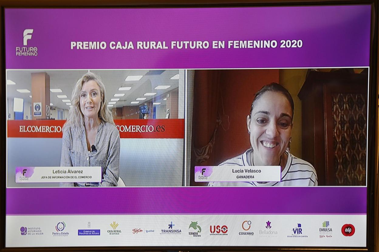 Leticia Álvarez charla con Lucía Velasco, en la entrega del premio Futuro en Femenino 2020. 