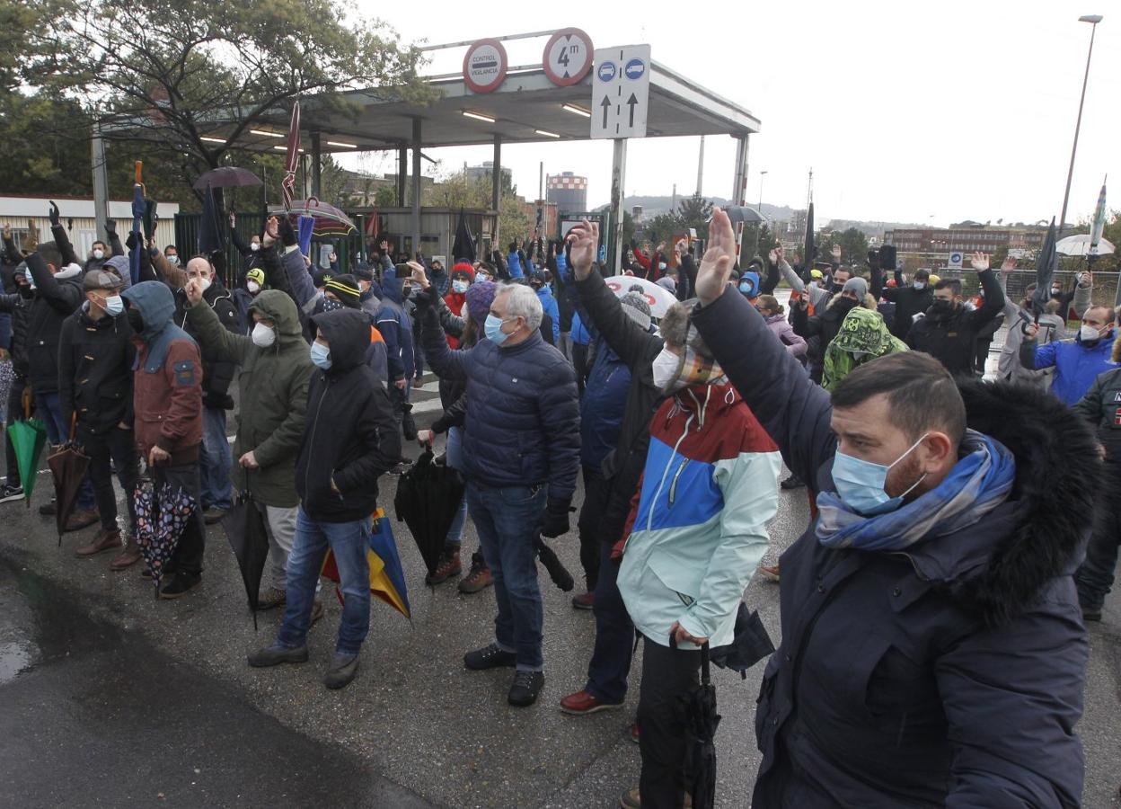 Asamblea de trabajadores de la acería, en la portería de Sotiello. 