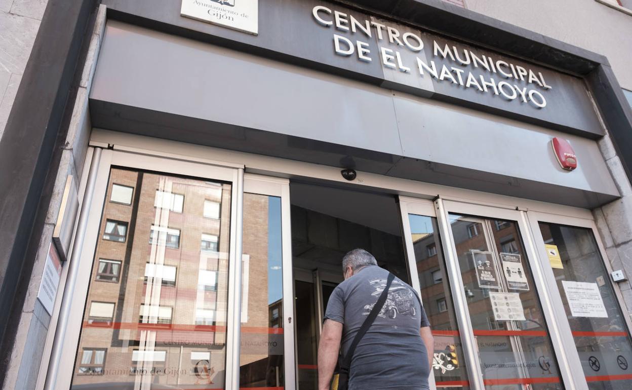 Un ciudadano accede a la oficina abierta en el Natahoyo para informar a cerca del de ingreso mínimo vital 