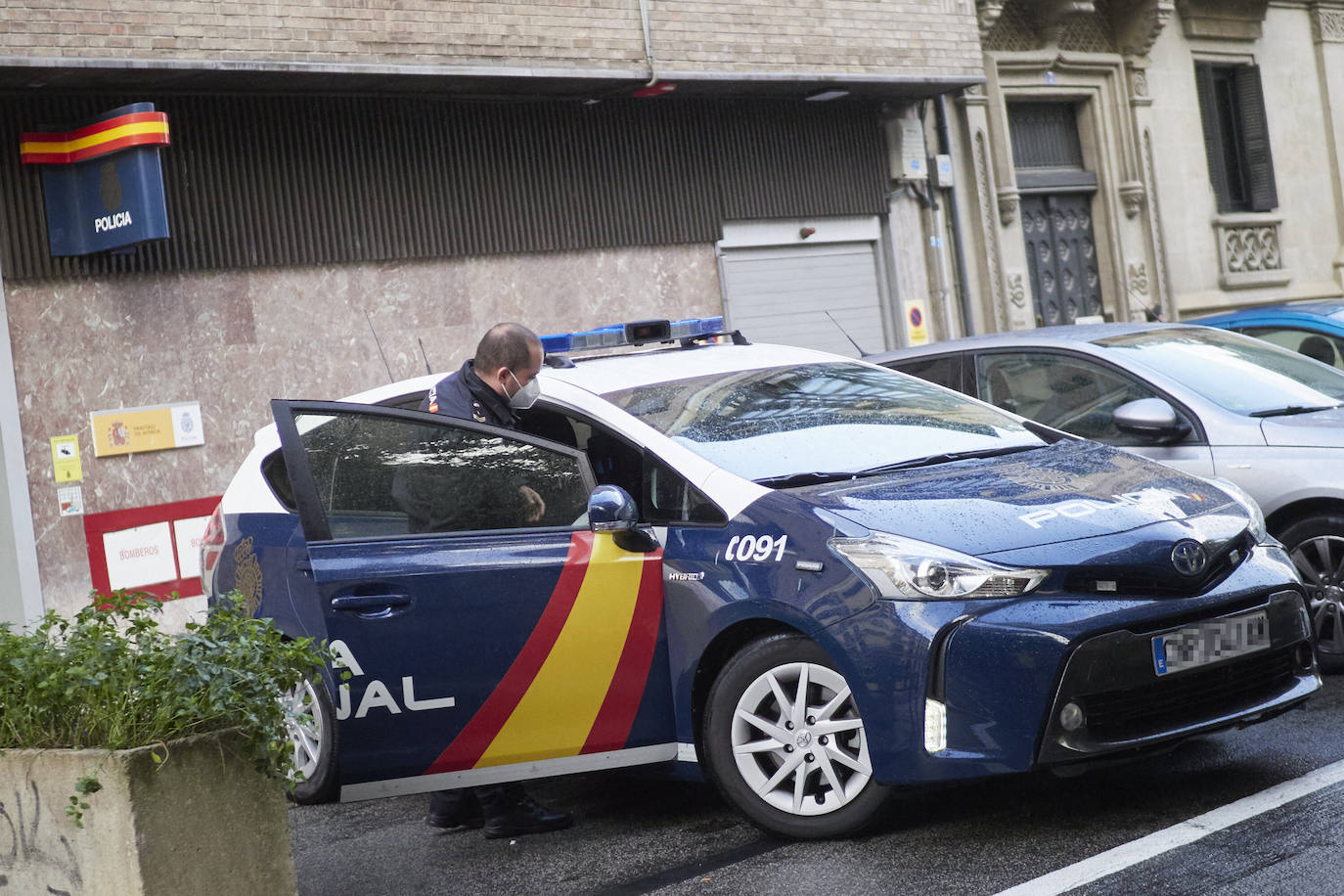 La Policía Nacional detiene en Gijón a un vecino de Lugo pillado mientras forzaba el maletero de un coche 