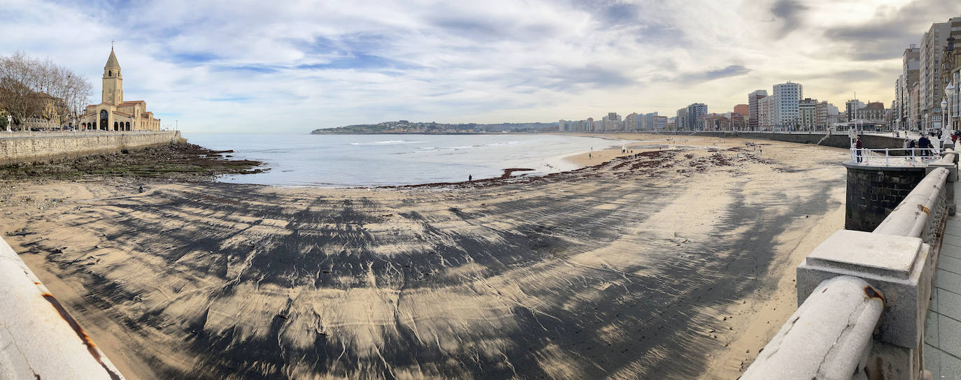 El carbón y el ocle han vuelto a aparecer estos días en la playa de San Lorenzo a causa de las mareas. Ha coincidido con la presentación de las conclusiones del estudio del laboratorio de Petrografía del Incar. Esta investigación atribuye a El Musel las manchas en el arenal gijonés. Apunta a la carga y descarga de carbón en los muelles y descarta que el material llegue por el viento.