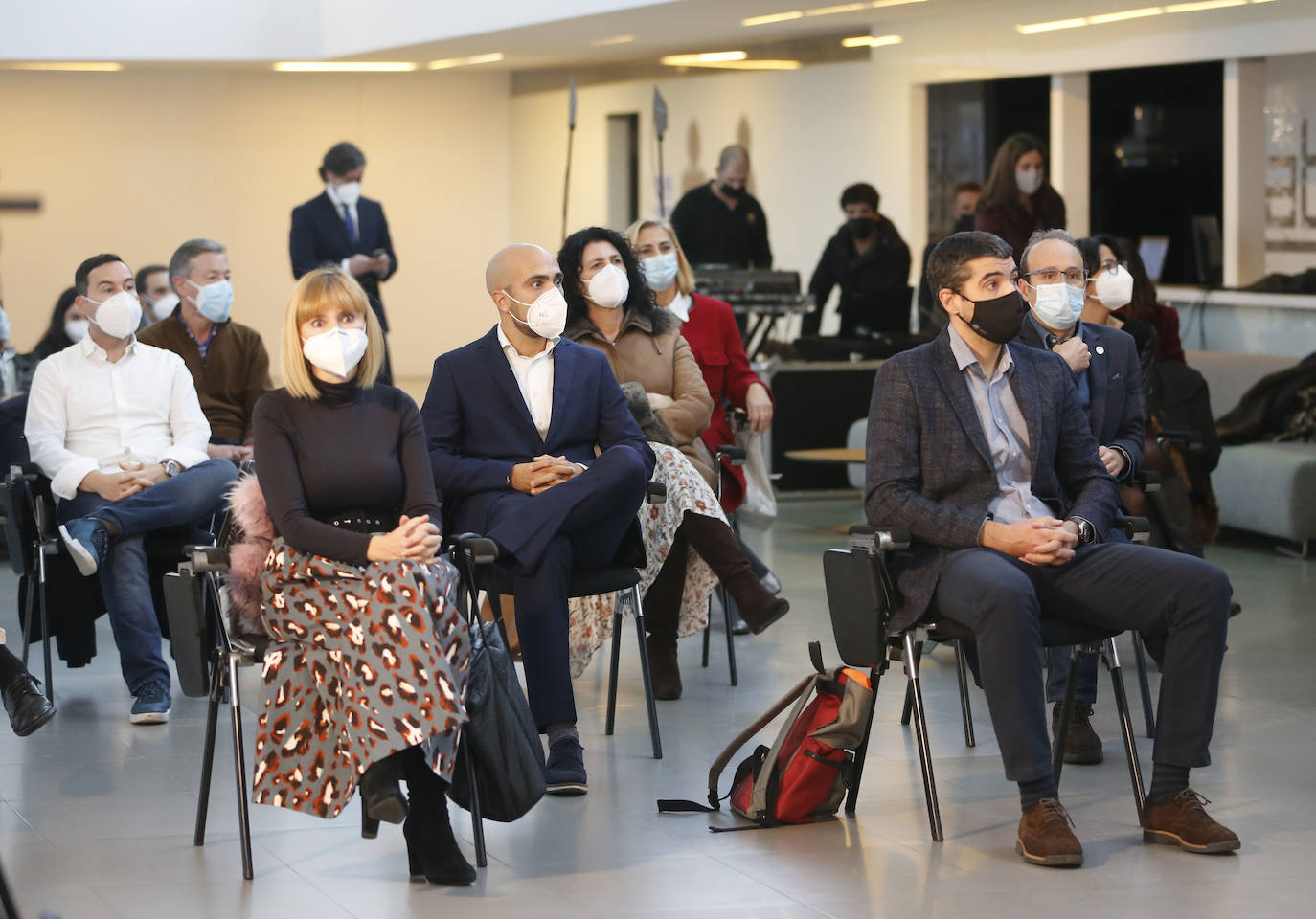 El área sanitaria de Gijón ha galardonado este viernes cinco trabajos relacionados con la medicina y la enfermería con los Premios de Innovación e Investigación 2020, a los que aspiraban 15 candidaturas en su trigésima edición. El primer premio de la categoría de medicina ha recaído en el trabajo 'Síntomas de tramo urinario inferior y síndrome de apnea obstructiva del sueño: evolución urodinámica antes y después de un año de tratamiento con presión continua positiva de la vía aérea'. El accésit ha sido para el estudio 'Abdominopexia Laparoscópica'. En la división de enfermería, el ganador ha sido 'Estudio en imagen en espejo de ingresos hospitalarios de personas con esquizofrenia grave en un programa comunitario de gestión de casos'. 'Presencia de sedentarismo en población de riesgo cardiovascular' ha sido premiado con el accésit en esta división. Por último, 'Fototerapia UVB de banda estrecha en población pediátrica' ha sido galardonado con el premio a la excelencia. 