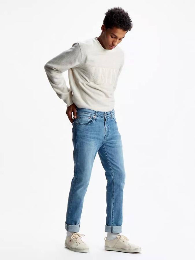 Pantalones rectos de Levi's (120 euros).