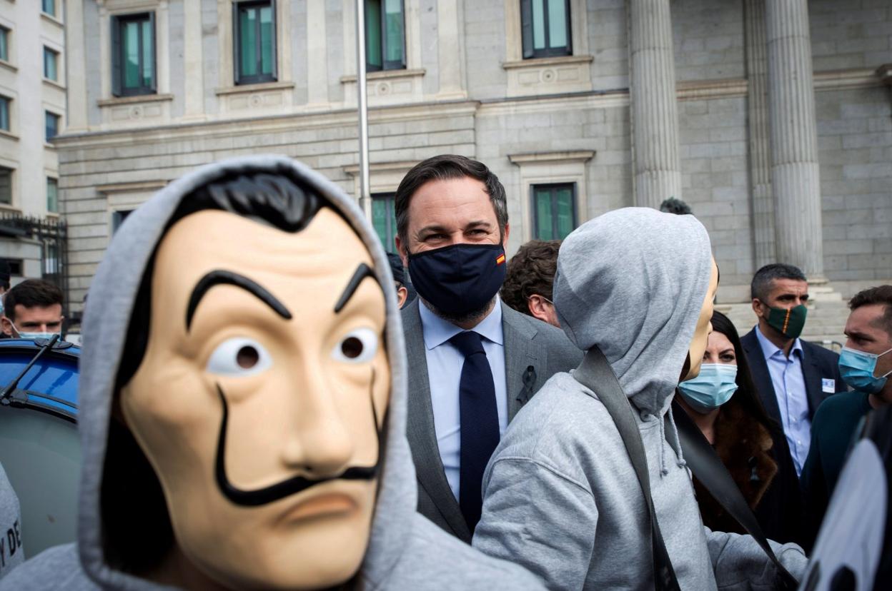 Santiago Abascal acudió a saludar a quienes se manifestaban en contra de la aprobación de la ley. 