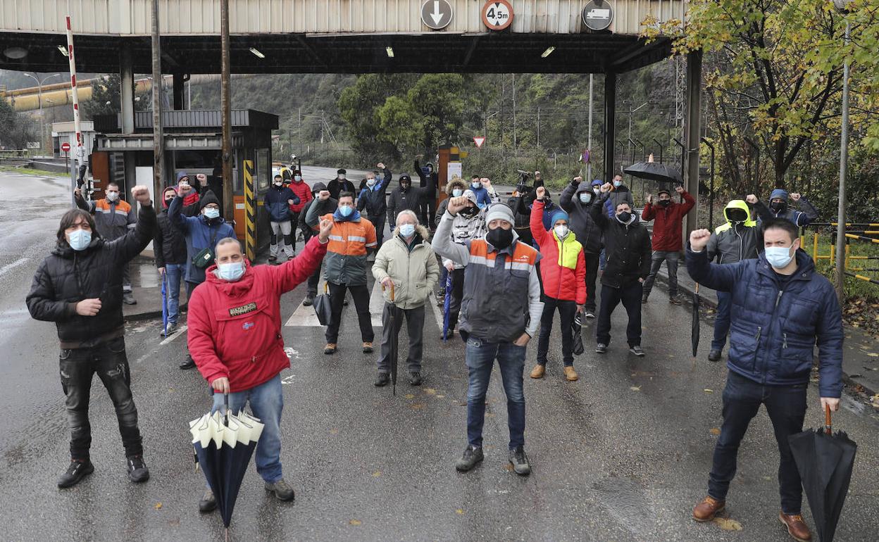 Concentración de trabajadores, en la portería de Veriña.