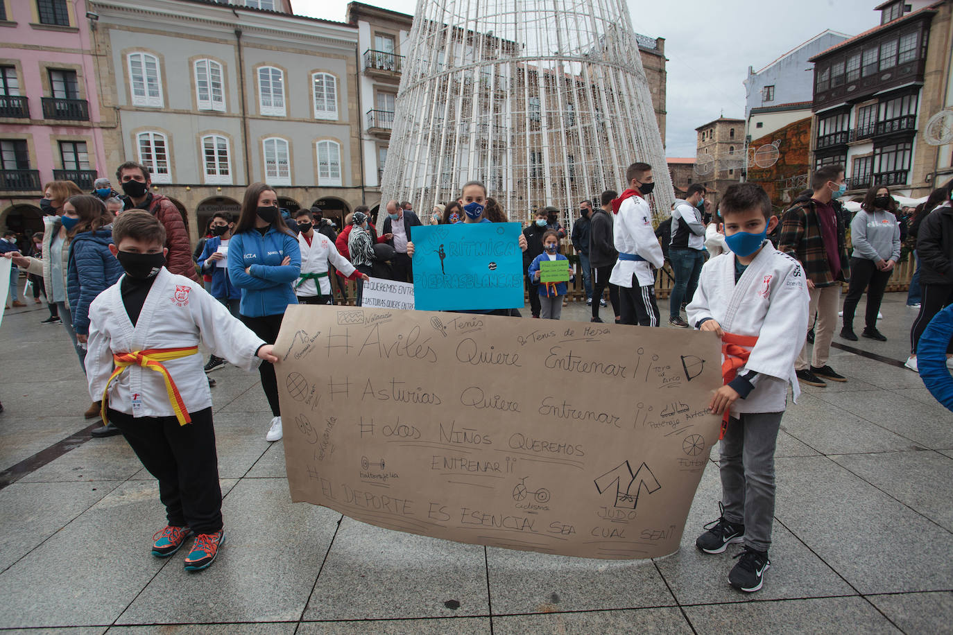 Deportistas y técnicos salen a la calle en Gijón, Oviedo, Avilés, Langreo y Llanes y piden que los jóvenes puedan competir.