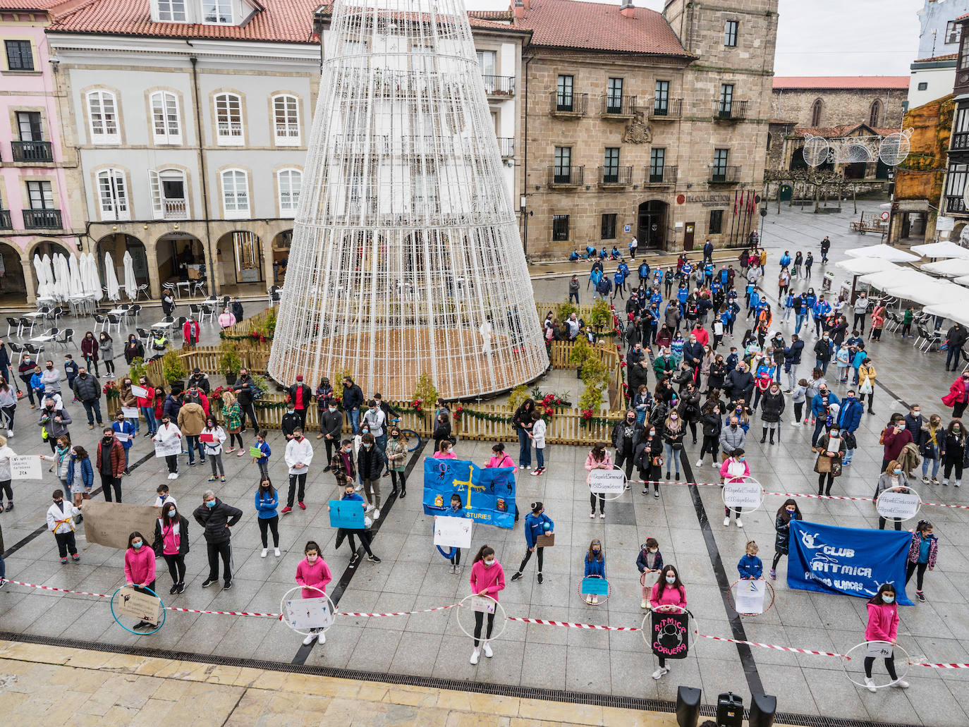 Deportistas y técnicos salen a la calle en Gijón, Oviedo, Avilés, Langreo y Llanes y piden que los jóvenes puedan competir.