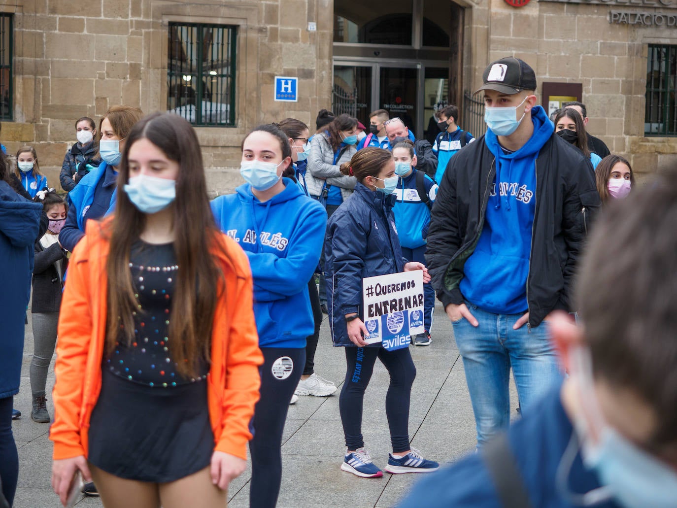 Deportistas y técnicos salen a la calle en Gijón, Oviedo, Avilés, Langreo y Llanes y piden que los jóvenes puedan competir.