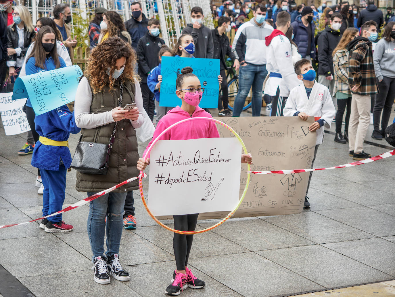 Deportistas y técnicos salen a la calle en Gijón, Oviedo, Avilés, Langreo y Llanes y piden que los jóvenes puedan competir.