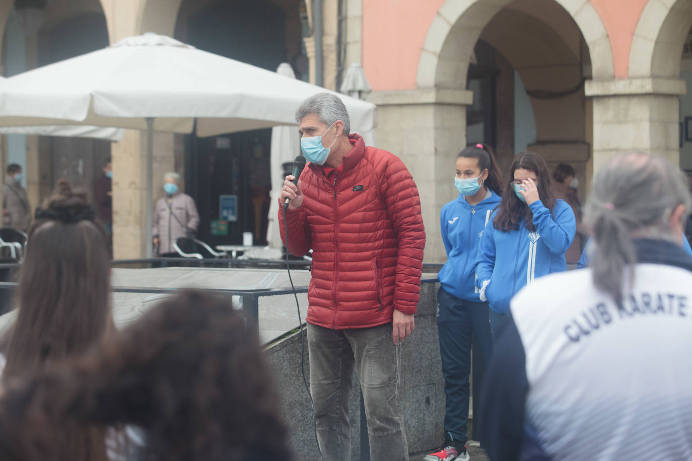 Deportistas y técnicos salen a la calle en Gijón, Oviedo, Avilés, Langreo y Llanes y piden que los jóvenes puedan competir.