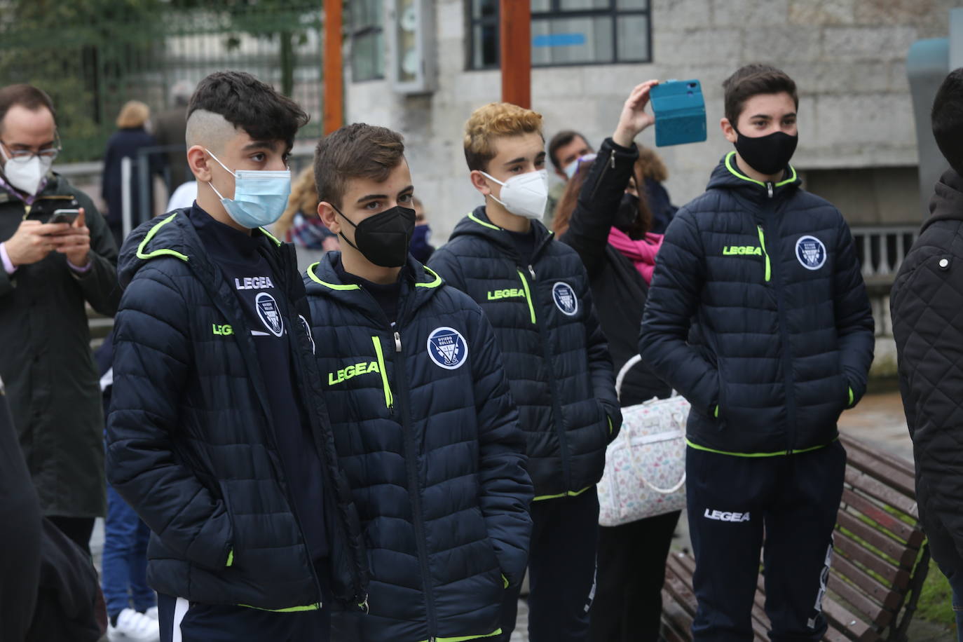 Deportistas y técnicos salen a la calle en Gijón, Oviedo, Avilés, Langreo y Llanes y piden que los jóvenes puedan competir.