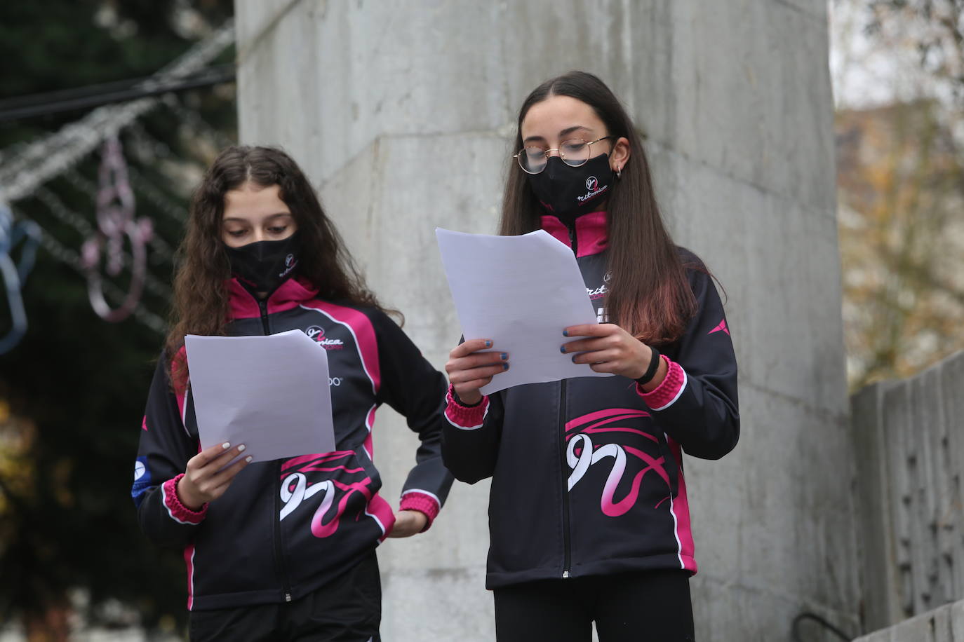 Deportistas y técnicos salen a la calle en Gijón, Oviedo, Avilés, Langreo y Llanes y piden que los jóvenes puedan competir.