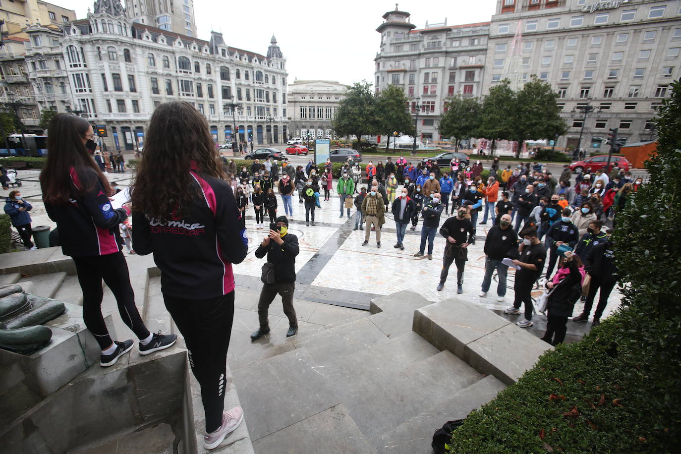 Deportistas y técnicos salen a la calle en Gijón, Oviedo, Avilés, Langreo y Llanes y piden que los jóvenes puedan competir.