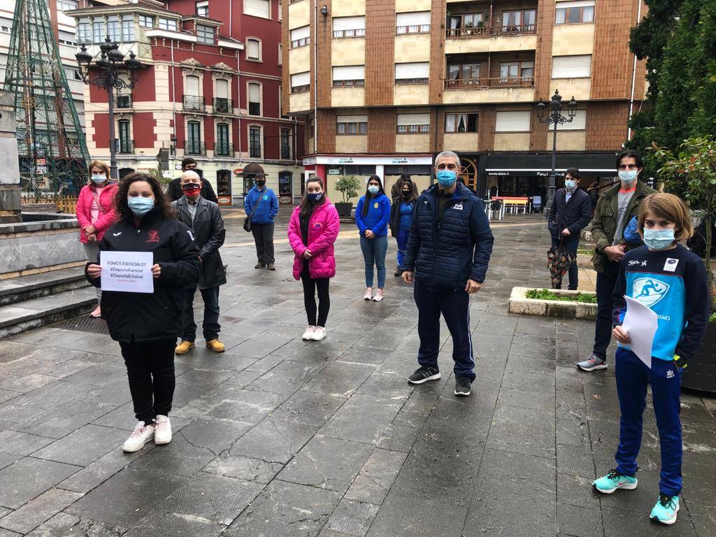 Deportistas y técnicos salen a la calle en Gijón, Oviedo, Avilés, Langreo y Llanes y piden que los jóvenes puedan competir.